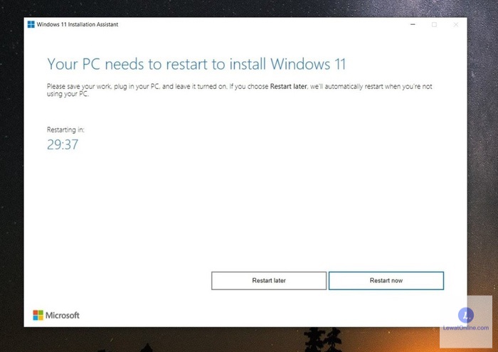 Ketika download selesai, klik Restart now untuk menginstal Windows 11