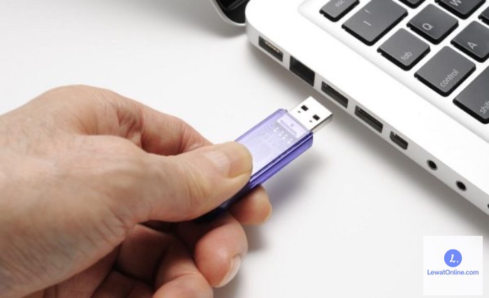 Sambungkan flashdisk yang telah dijadikan bootable USB ke perangkat PC:Laptop.