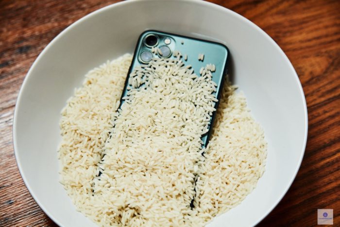Setelah itu barulah benamkan iPhone ke dalam beras hingga beberapa hari, minimal 24 jam lamanya